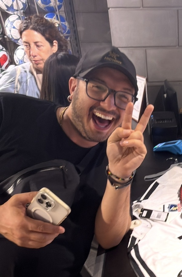 Manu, il logistico, compra le maglie