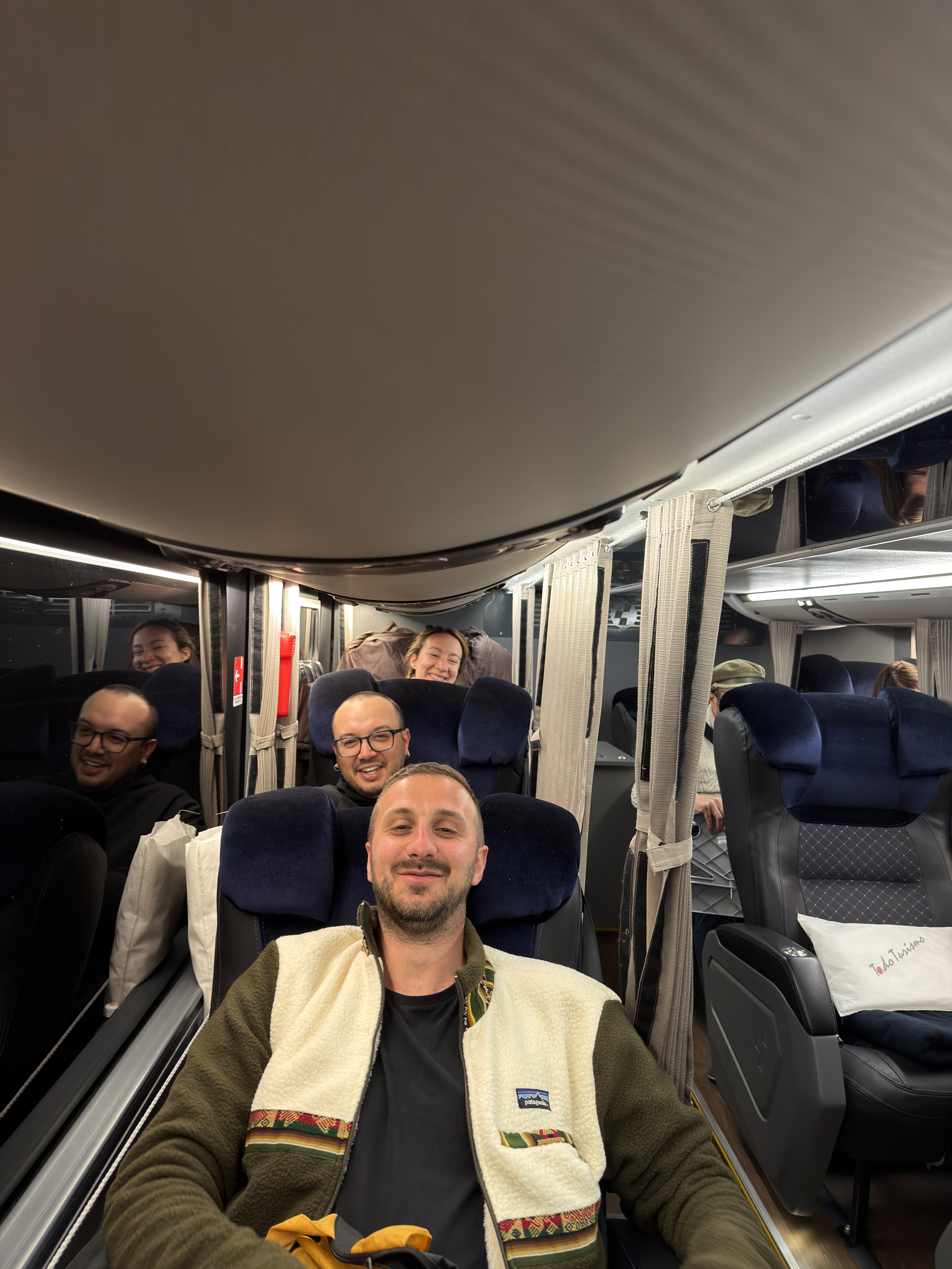 Selfie di gruppo sul bus notturno