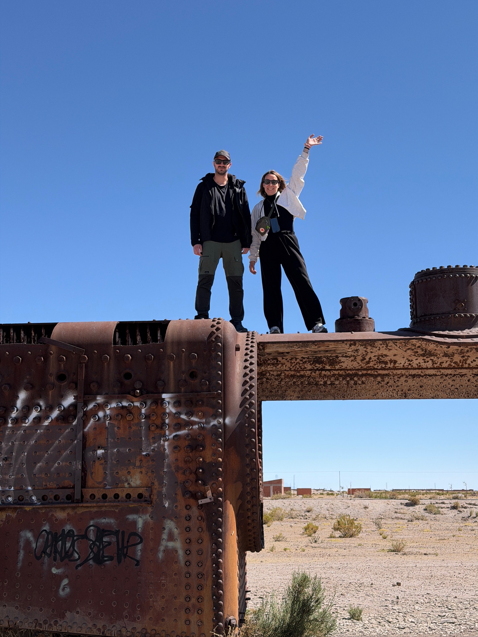 Sul relitto di un treno al cimitero dei treni di Uyuni, Bolivia