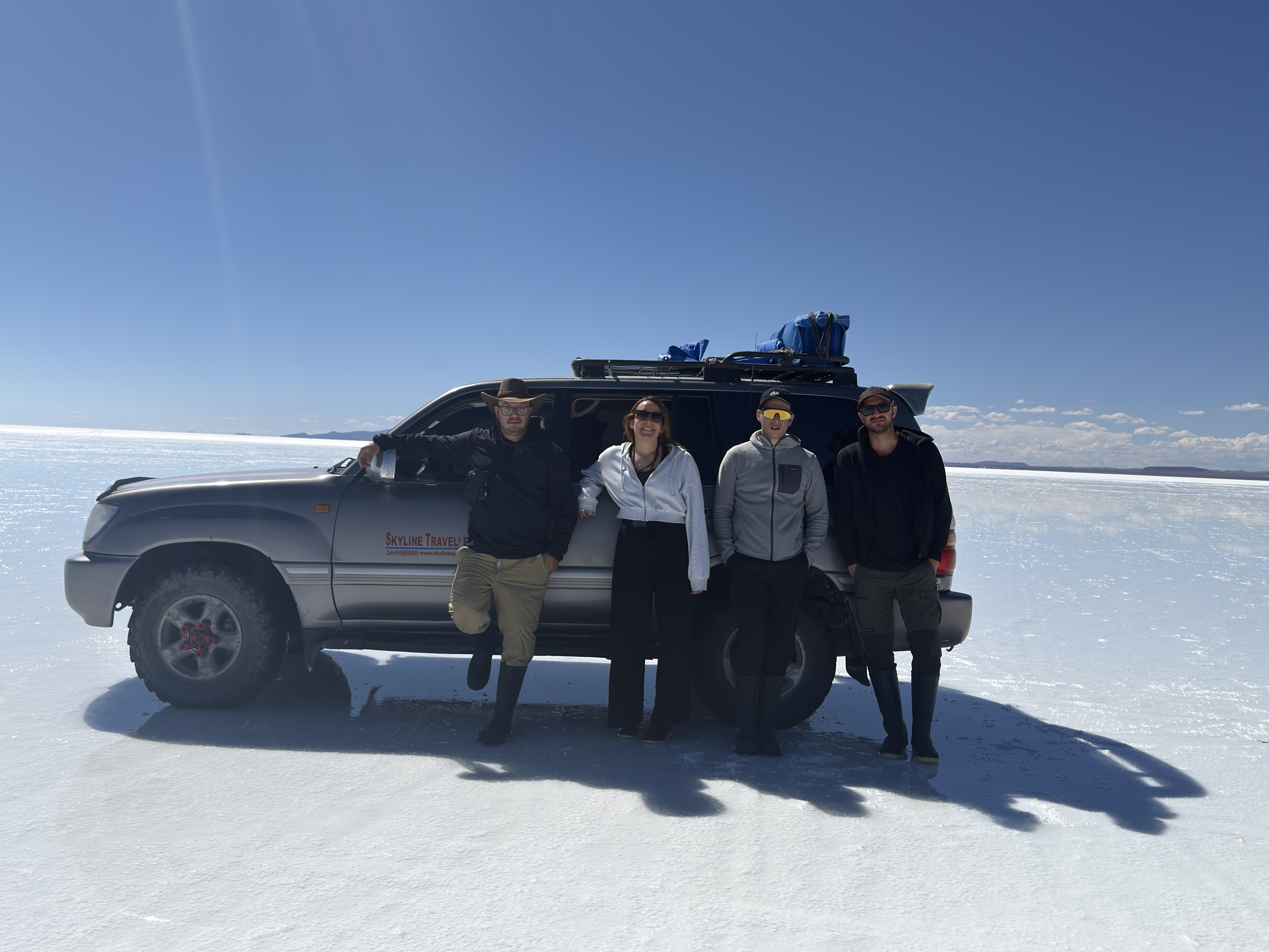 Il gruppo davanti al fuoristrada sul Salar de Uyuni, Bolivia