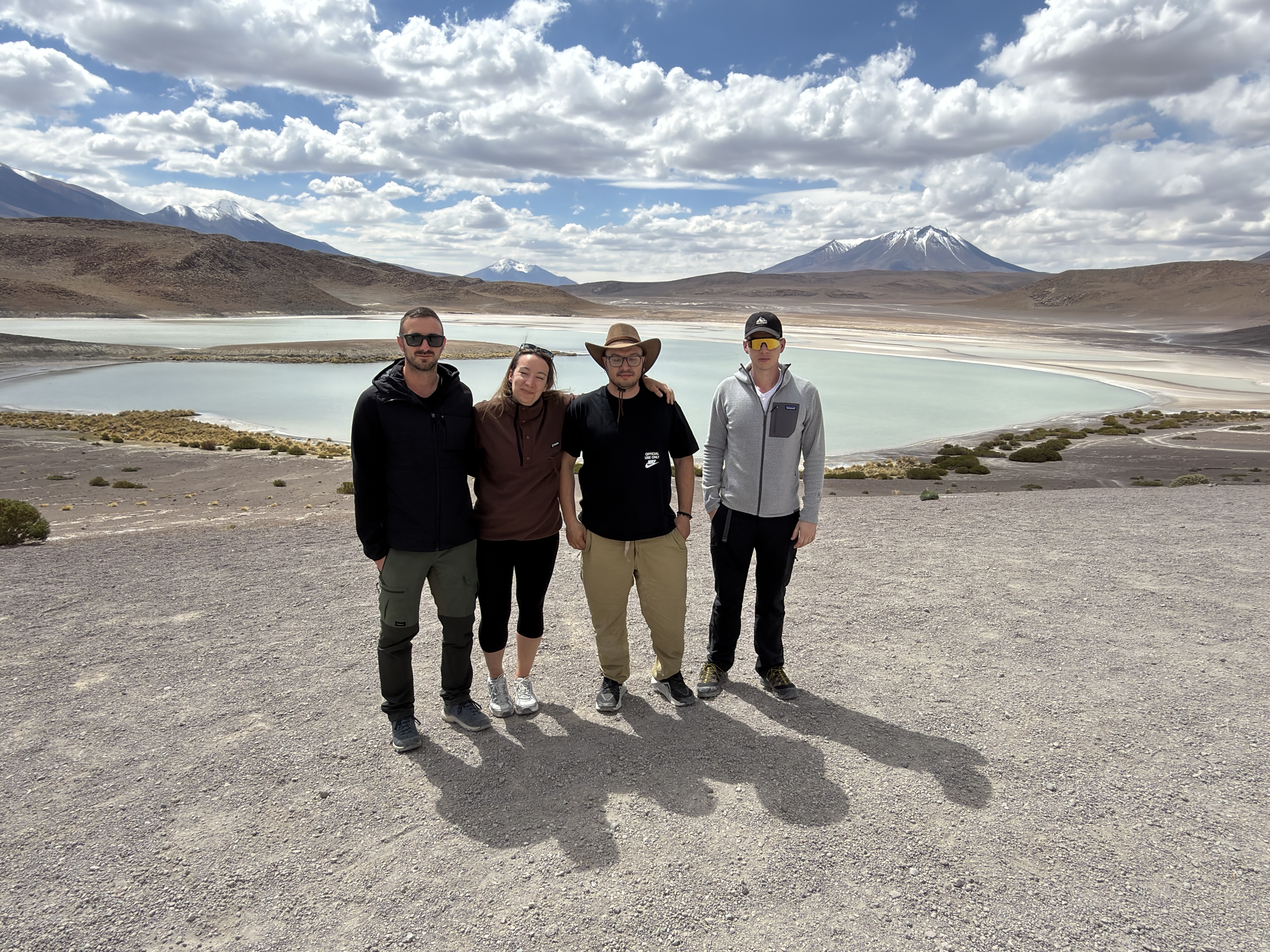 Il gruppo davanti a una laguna colorata, altopiano boliviano