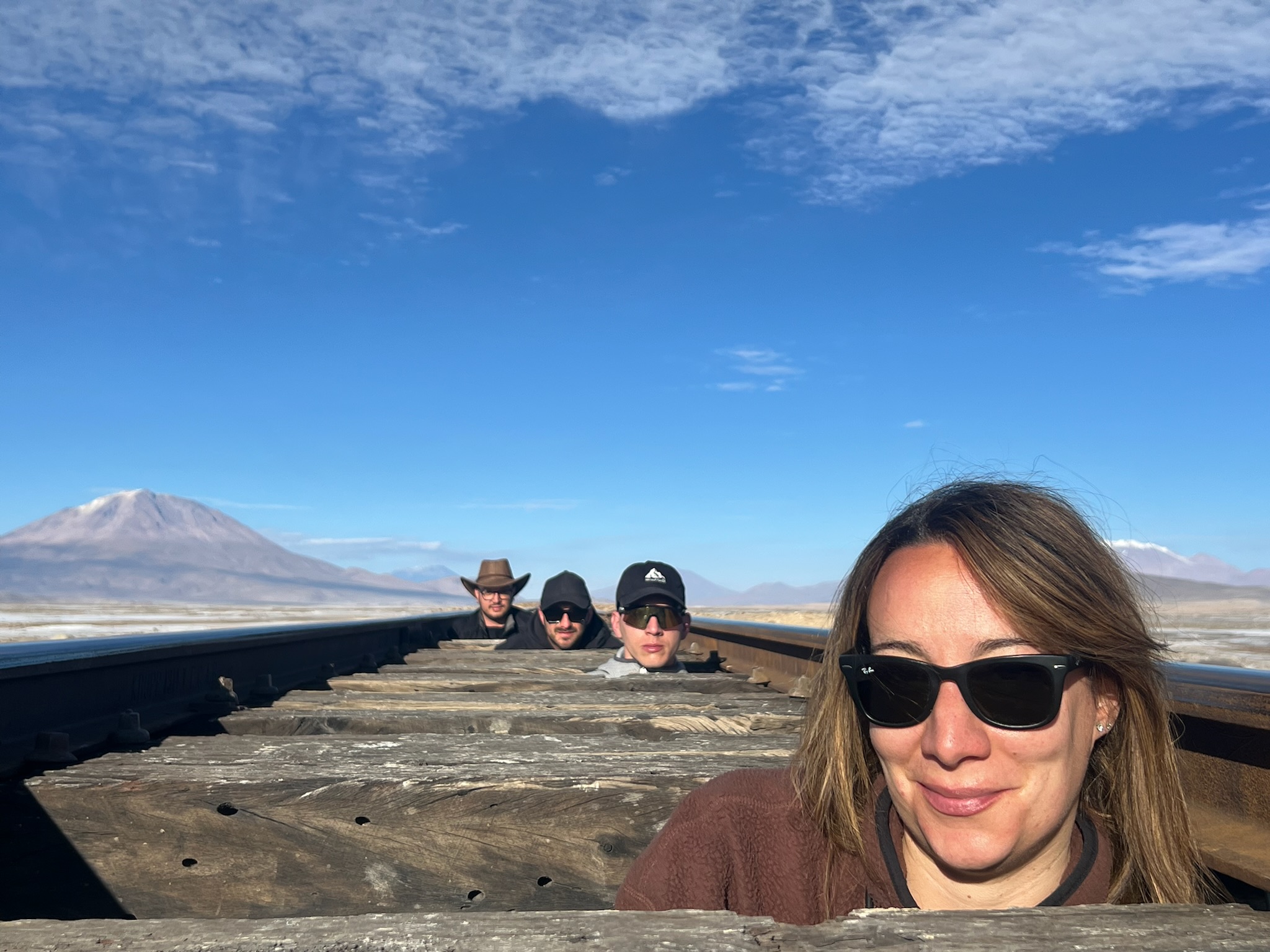 Il gruppo sui binari nel deserto di sale, Bolivia/Cile