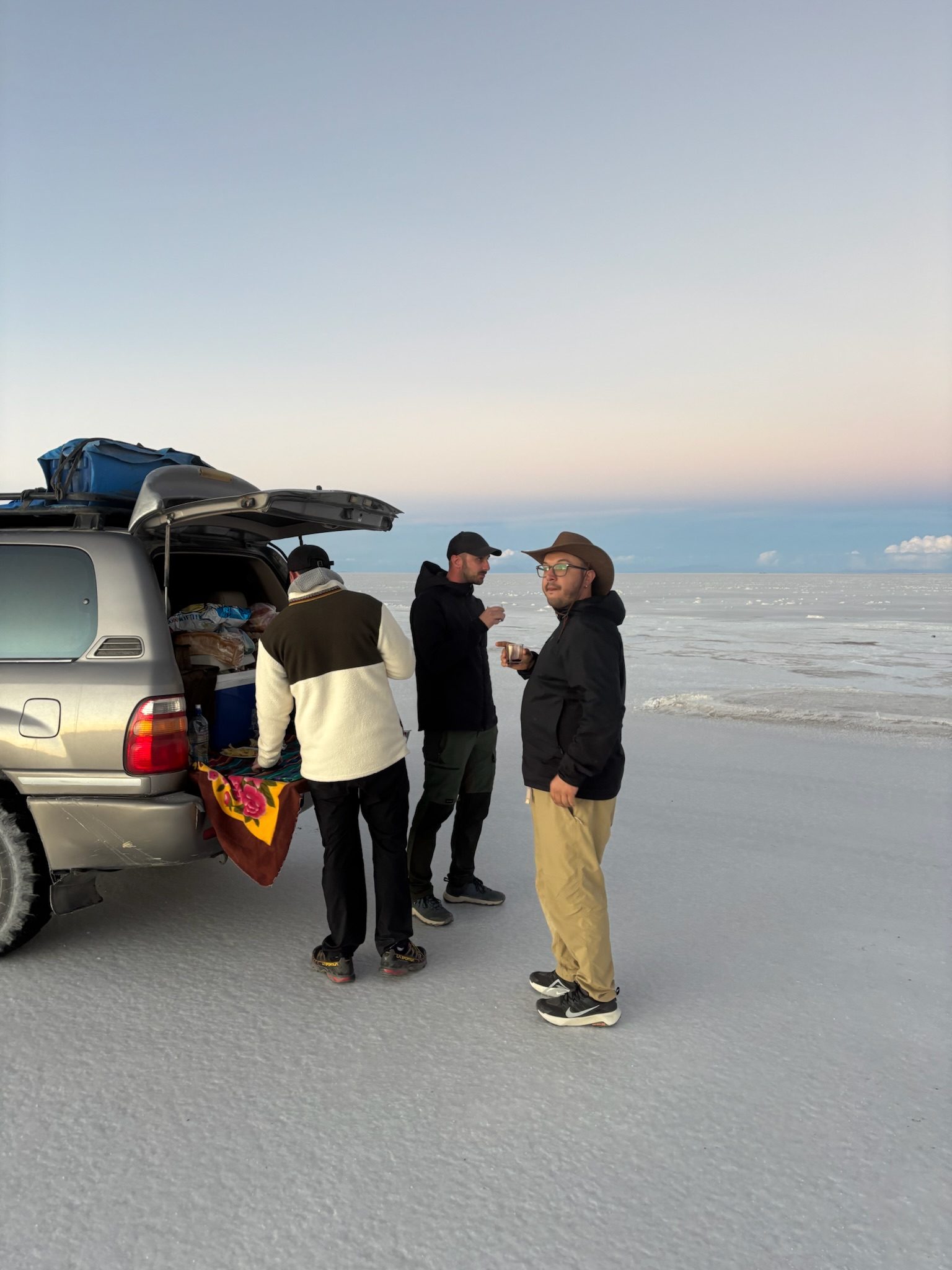 Tramonto accanto al fuoristrada, Salar de Uyuni, Bolivia