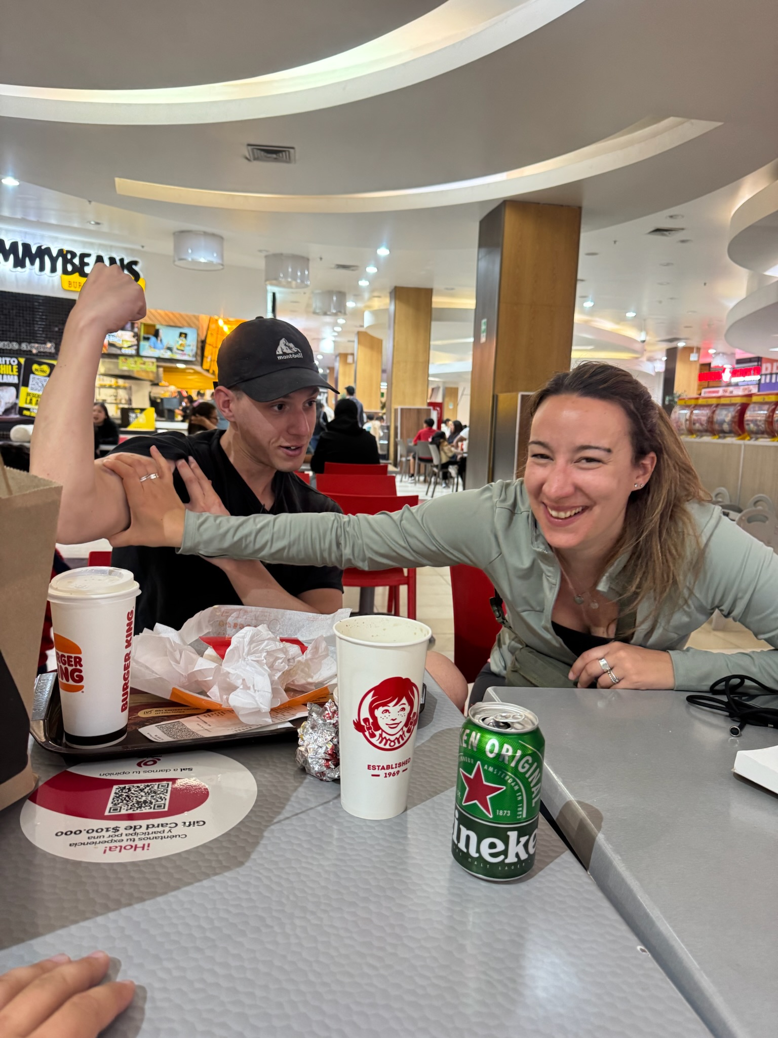 Pausa fast food in centro commerciale, Cile