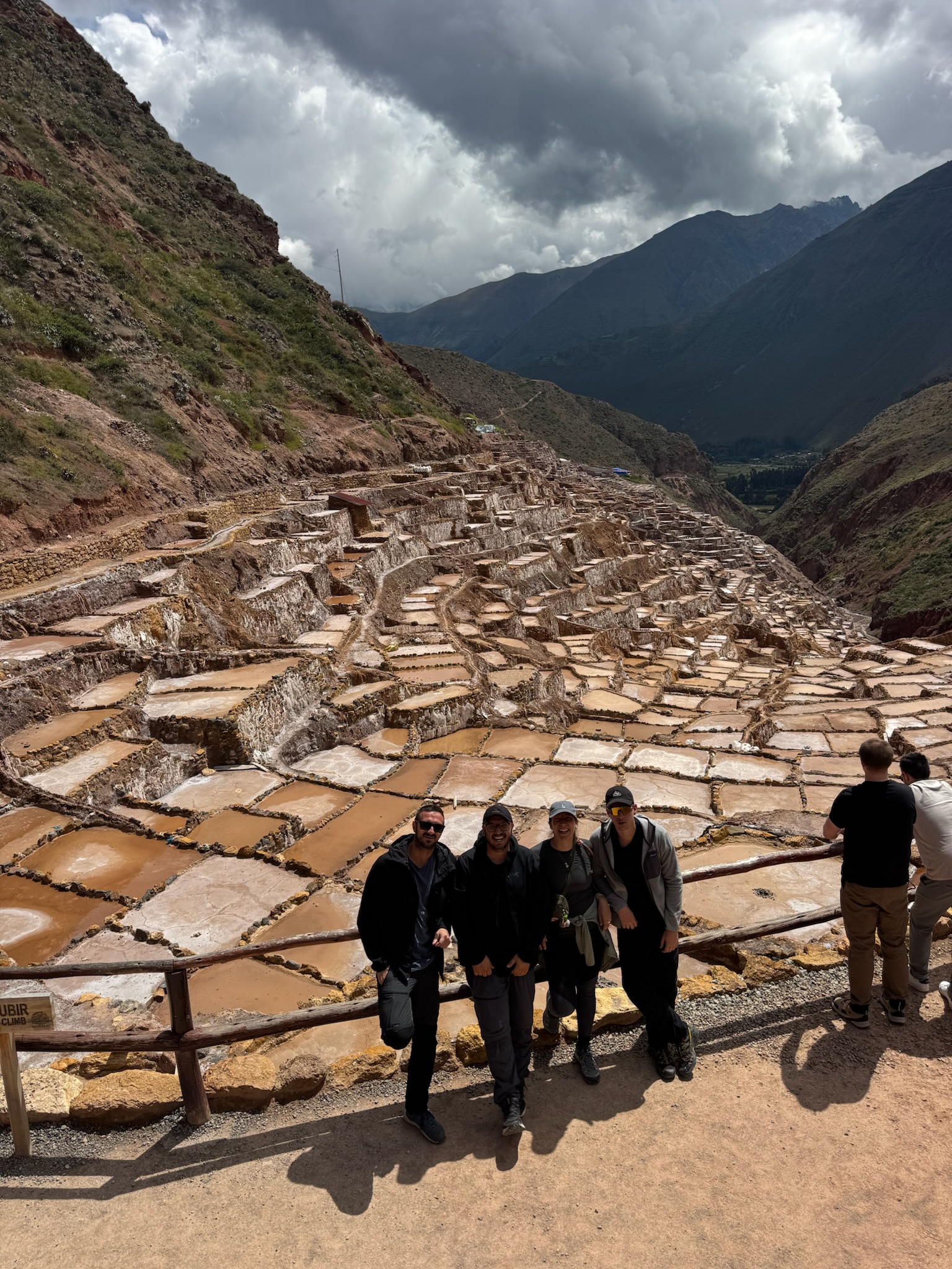 Il gruppo alle terrazze saline di Maras, Perù