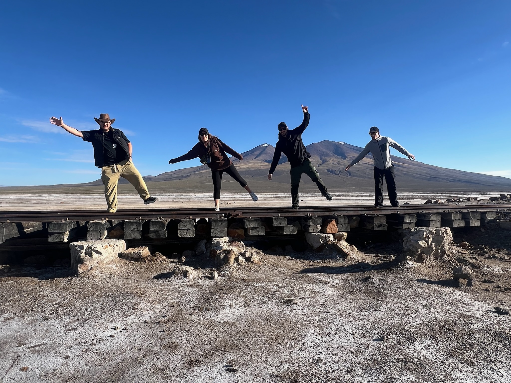 Il gruppo sui binari del treno, Salar de Uyuni, Bolivia