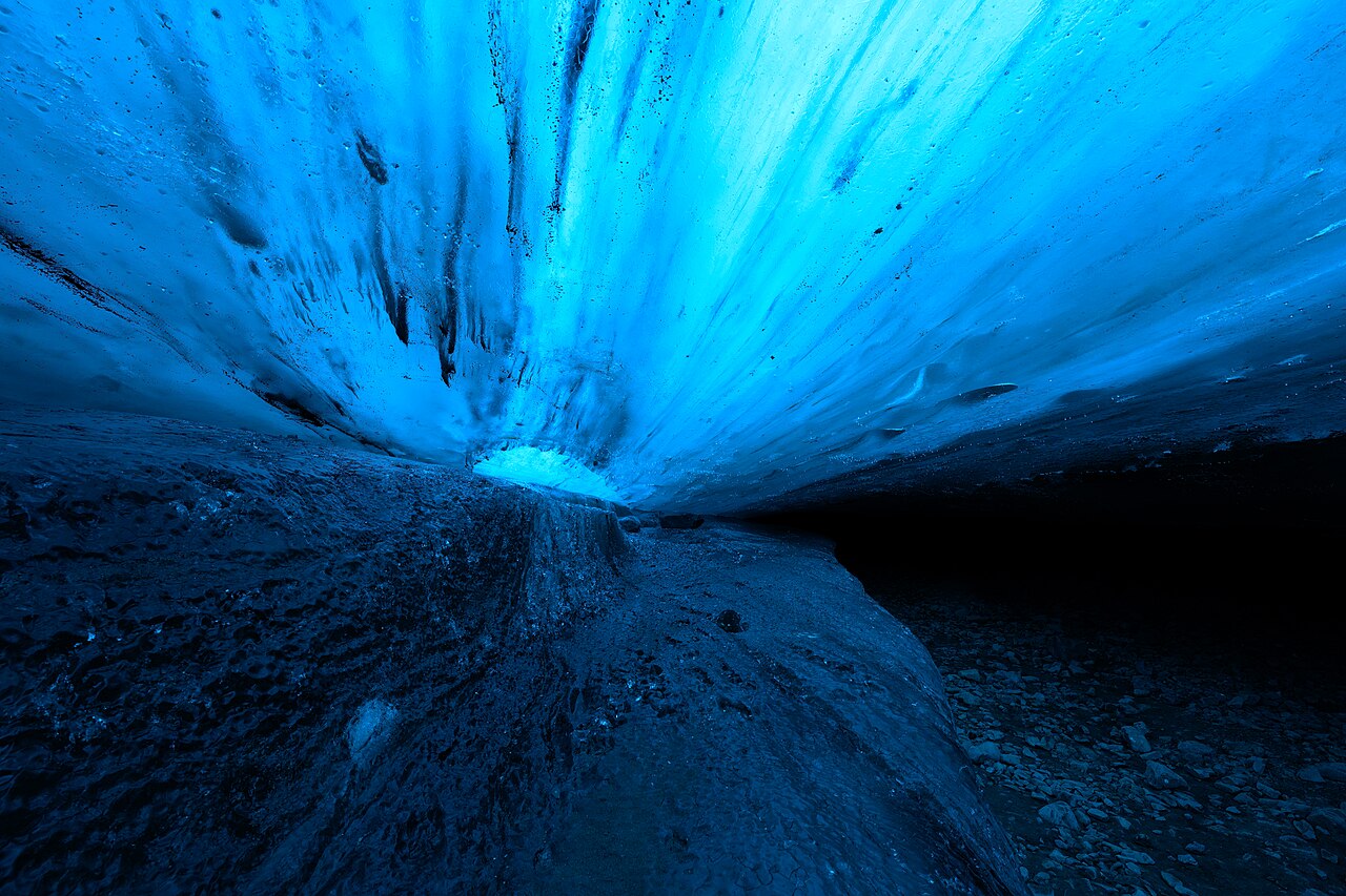 Interno di una grotta di ghiaccio in Islanda
