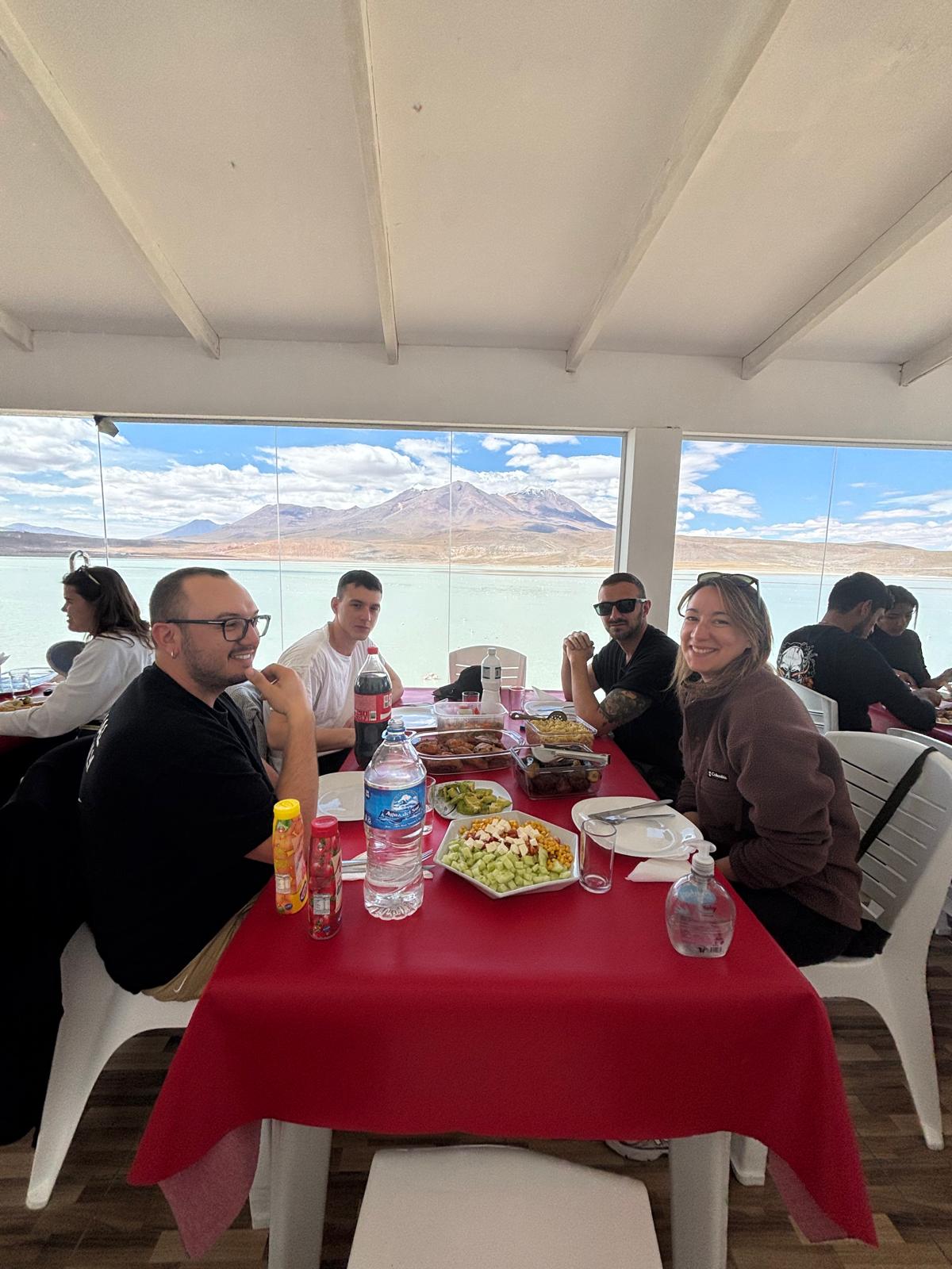 Pranzo di gruppo con vista sulla laguna, altopiano boliviano