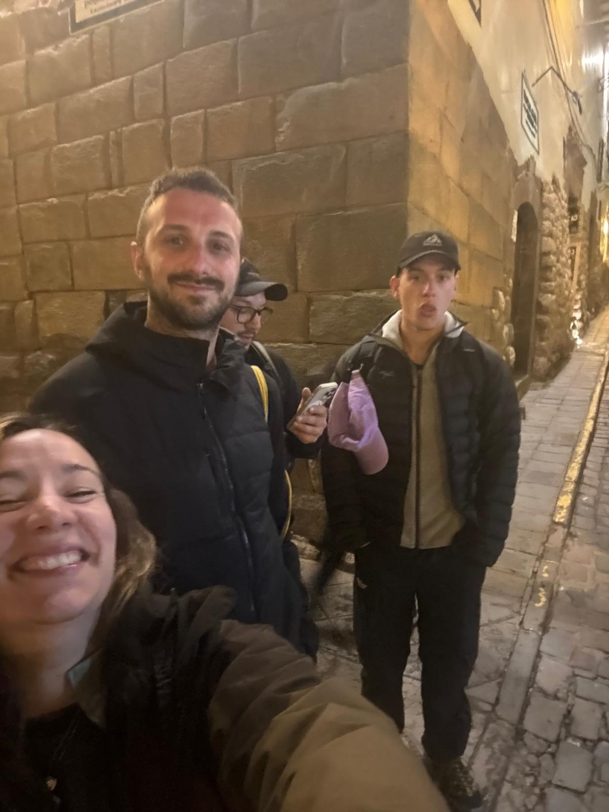 Il gruppo di notte tra i vicoli di Cusco, Perù