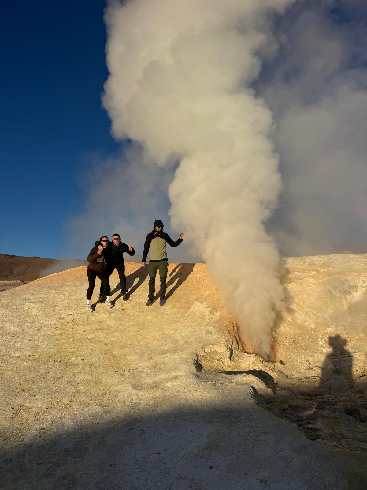 Il gruppo tra i fumi dei geyser, Bolivia