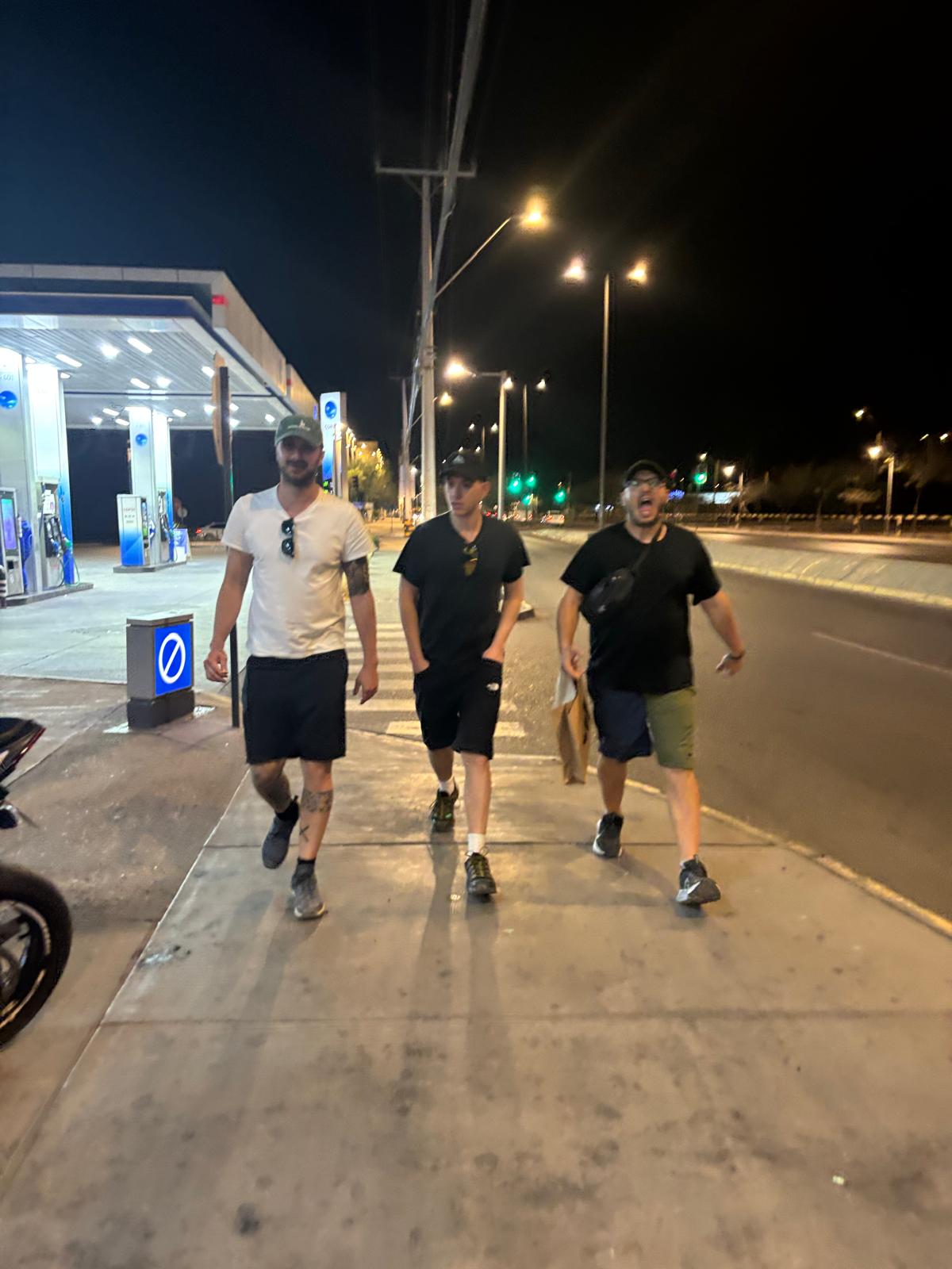Passeggiata notturna vicino a un distributore